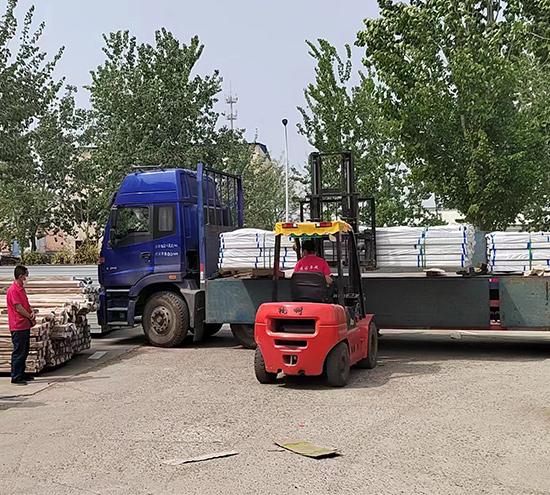 來料卸車，拉彎加工材料執(zhí)行高標準！