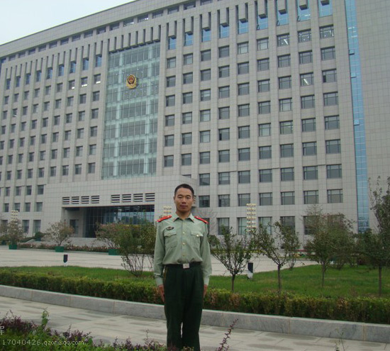 北京拉彎廠員工在公交車上扶老人：現(xiàn)在這世上還是好人多！