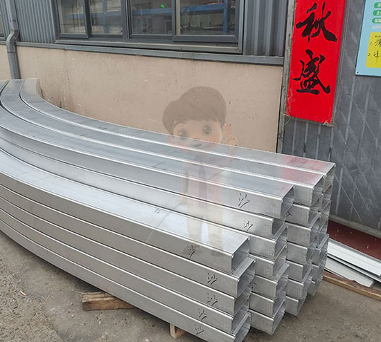 北京幕墻型材拉彎在綠色建筑中的角色：可持續(xù)設(shè)計與環(huán)保材料的結(jié)合