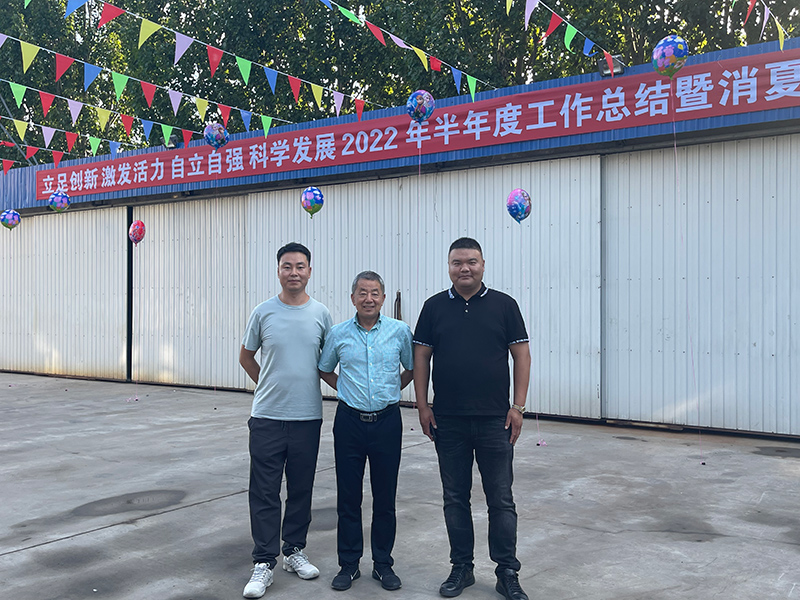 激情盛夏、相約盛達(dá)，北京盛達(dá)偉業(yè)型材拉彎廠舉行半年度工作總結(jié)暨消夏啤酒節(jié)！